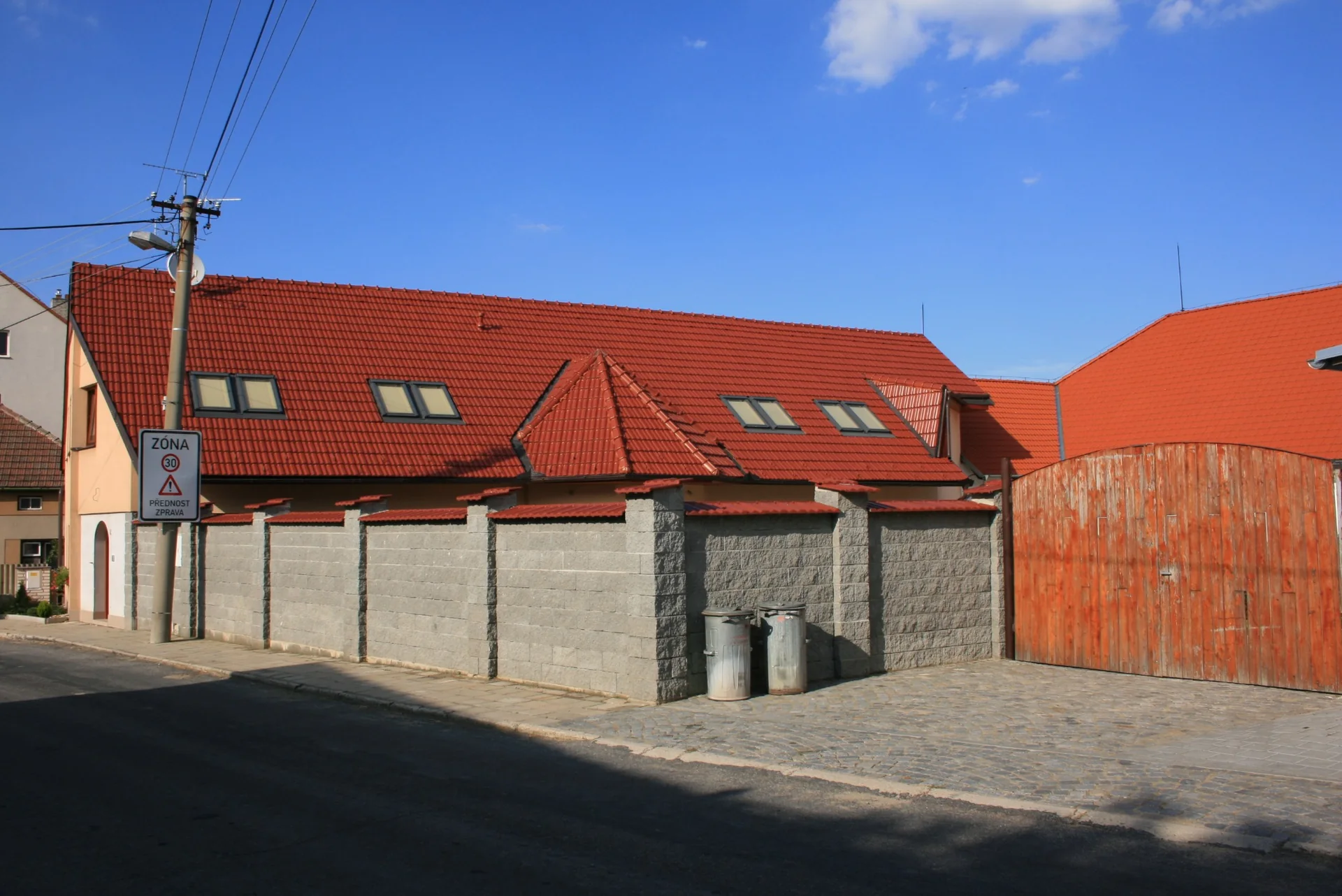 Penzion U Kapličky z ulice v Třebenicích