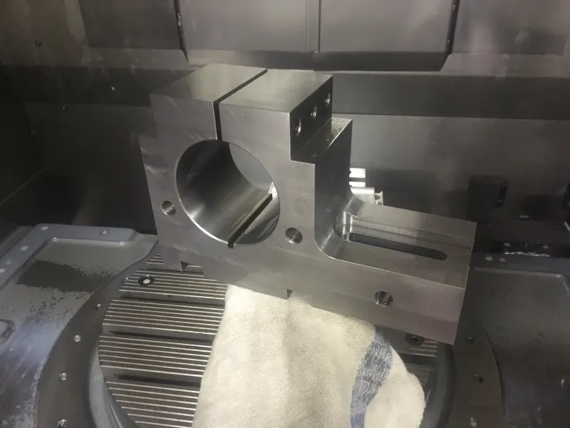 cnc-frezovani-na-otocnem-stole-01